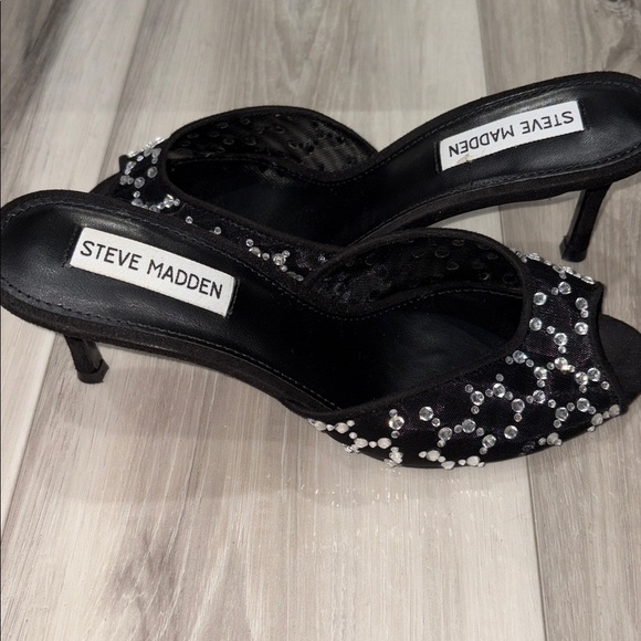 Steve Madden Black Mesh Heels with White Accents - Picture 3 of 3